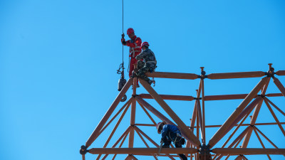 近景特写工人搭建市场