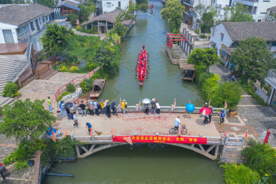 喜迎龙舟进村