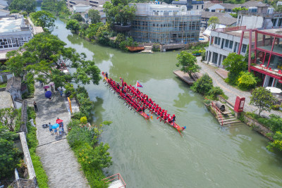 两只龙舟驶出山根河