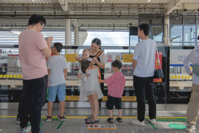 婴儿等车
