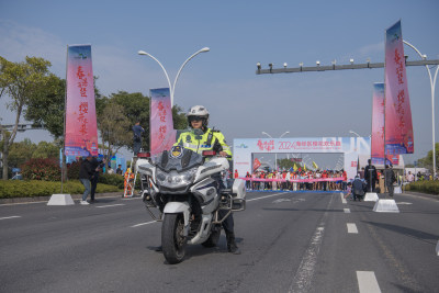 交警开道