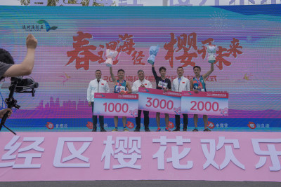 冠亚军与裁判合照