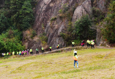 参加者在大罗山上形成了一条绿色巨龙