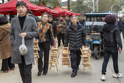 还是木制的凳子好，方便收纳搬运