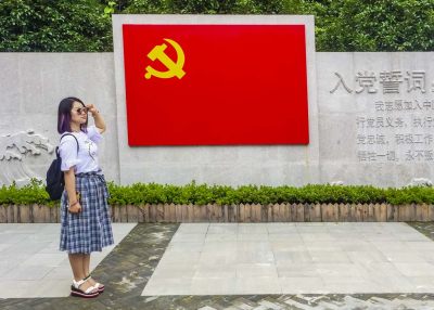  温州平阳县凤卧镇冠尖山半山腰，一幢木结构两层楼房出现在眼前，屋前绿树挺拔，这里就是《中共浙江省