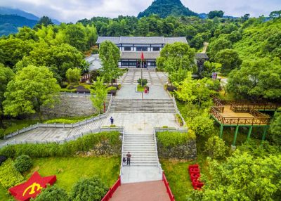  温州平阳县凤卧镇冠尖山半山腰，一幢木结构两层楼房出现在眼前，屋前绿树挺拔，这里就是《中共浙江省