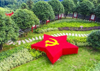  温州平阳县凤卧镇冠尖山半山腰，一幢木结构两层楼房出现在眼前，屋前绿树挺拔，这里就是《中共浙江省