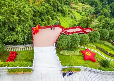  温州平阳县凤卧镇冠尖山半山腰，一幢木结构两层楼房出现在眼前，屋前绿树挺拔，这里就是《中共浙江省