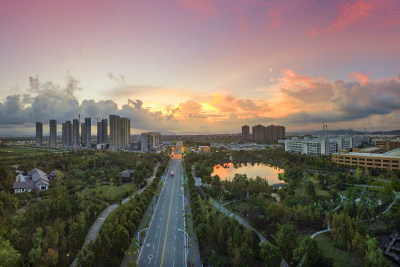 霞映新月公园美景组图2