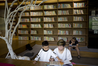 市民在书屋看书