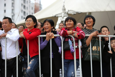 塘河边的父老乡亲前来观战加油