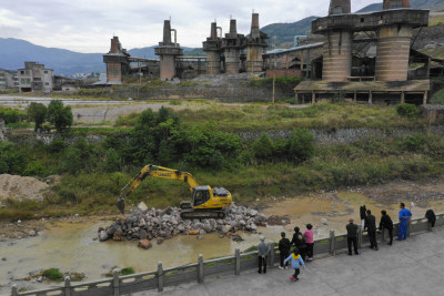 矾山溪在紧锣密鼓治理中，通过截污纳管、疏浚等一系列生态修复措施，让矾山溪恢复自我调节功能。 