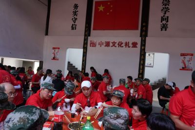 国旗映照心更红