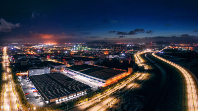 新区流光溢彩的夜景