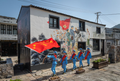 后继有人4。红领巾党史宣讲队走进塘河边的渔潭村
