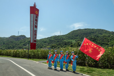 后继有人2。红领巾党史宣讲队在浙南火炬前面留影