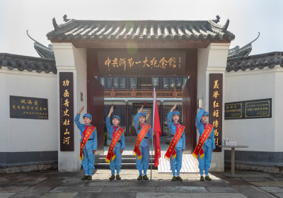 后继有人5。红领巾党史宣讲队在中共浙南一大纪念馆前敬礼