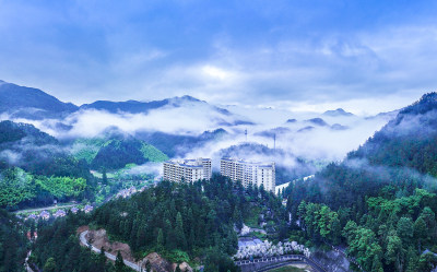 文成天鹅堡小镇云雾组图2