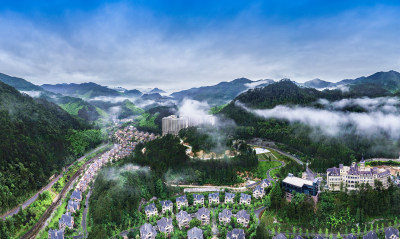 文成天鹅堡小镇云雾组图6