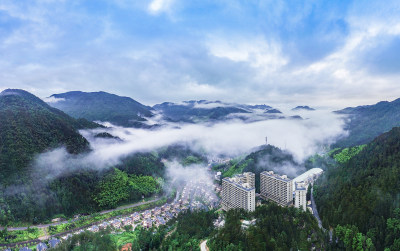 文成天鹅堡小镇云雾组图4