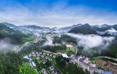 文成天鹅堡小镇云雾组图
