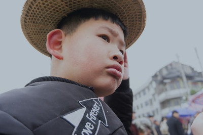 瞿溪会市的小孩，拍摄于2019年3月7日。