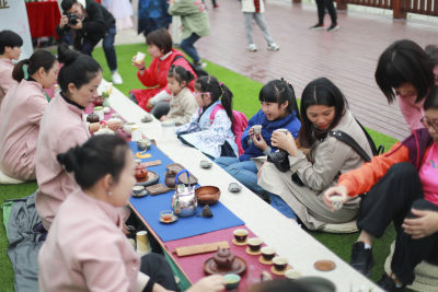 十里樱花园游人如织 