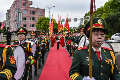 温州市瓯海穗丰举行娘家齐相聚联谊会，吸引了众多村民来观看。