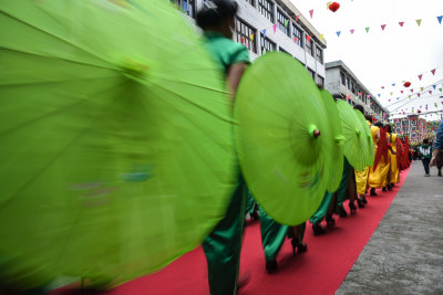 温州市瓯海穗丰举行娘家齐相聚联谊会，吸引了众多村民来观看。