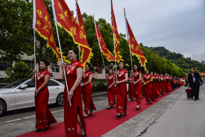 温州市瓯海穗丰举行娘家齐相聚联谊会，吸引了众多村民来观看。