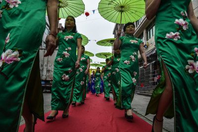 温州市瓯海穗丰举行娘家齐相聚联谊会，吸引了众多村民来观看。