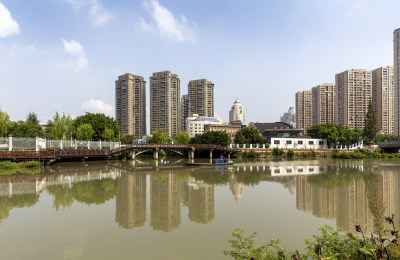 《塘河畔新居》组照之三