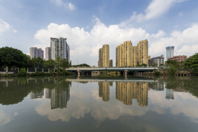 《塘河畔新居》组照之二
