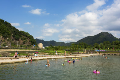 山水戏水风情