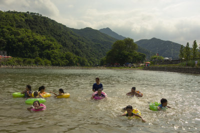 山水戏水风情