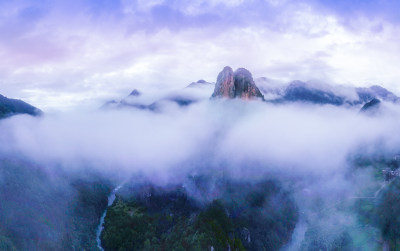 云雾石桅岩