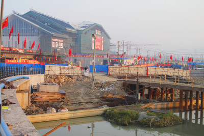 2010年9月，一边建设一边开通使用的温州动车南站