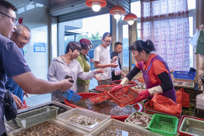 海鲜摊前人头攒动
