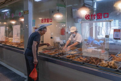 市场熟食部经营得整洁卫生，确保食品安全