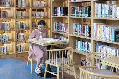 一位女青年正在安静的学习