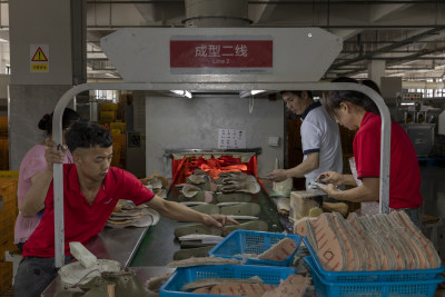 《鞋包生产一条龙》组照之六