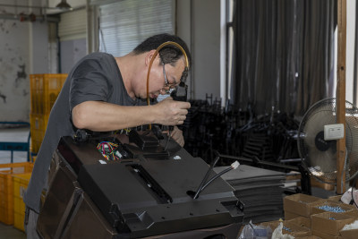 《认真工作保质量》组照之五