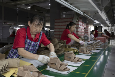 《鞋包生产一条龙》组照之七
