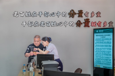 电业工作人员悉心指导村民使用电力APP就是“不忘初心，牢记使命”的体现。