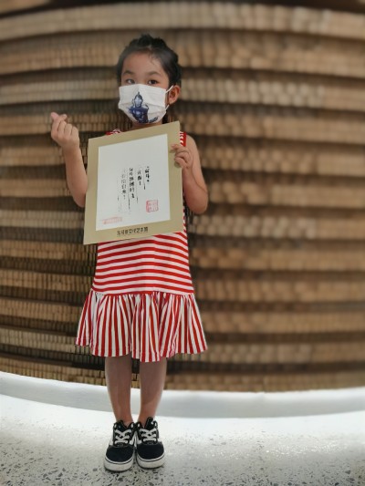 “玩”活字印刷的小女孩（组照之六）