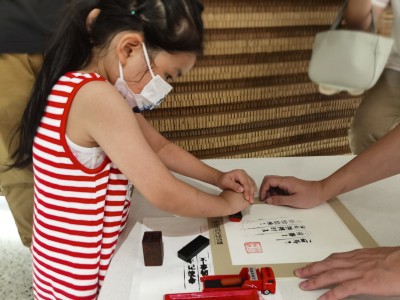 “玩”活字印刷的小女孩（组照之五）