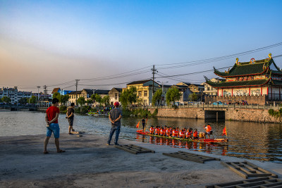 村民在河道上赛龙舟