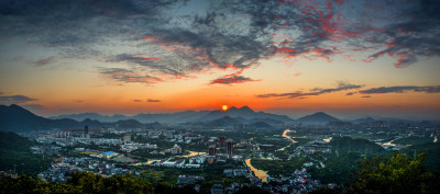 傍晚夕照下的大学城