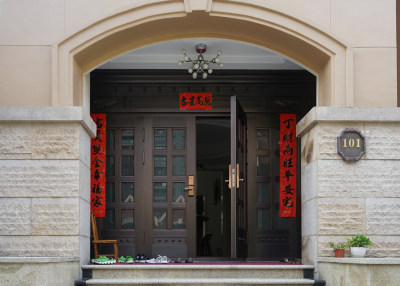 庭院祥和的门口