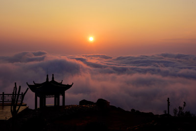 清晨的鹤顶山，风起云涌伴随着初升的阳光，犹如飘渺的仙境